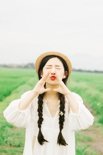 还是被驯服的聪明女下属,秘书边打电话边被躁BD视频